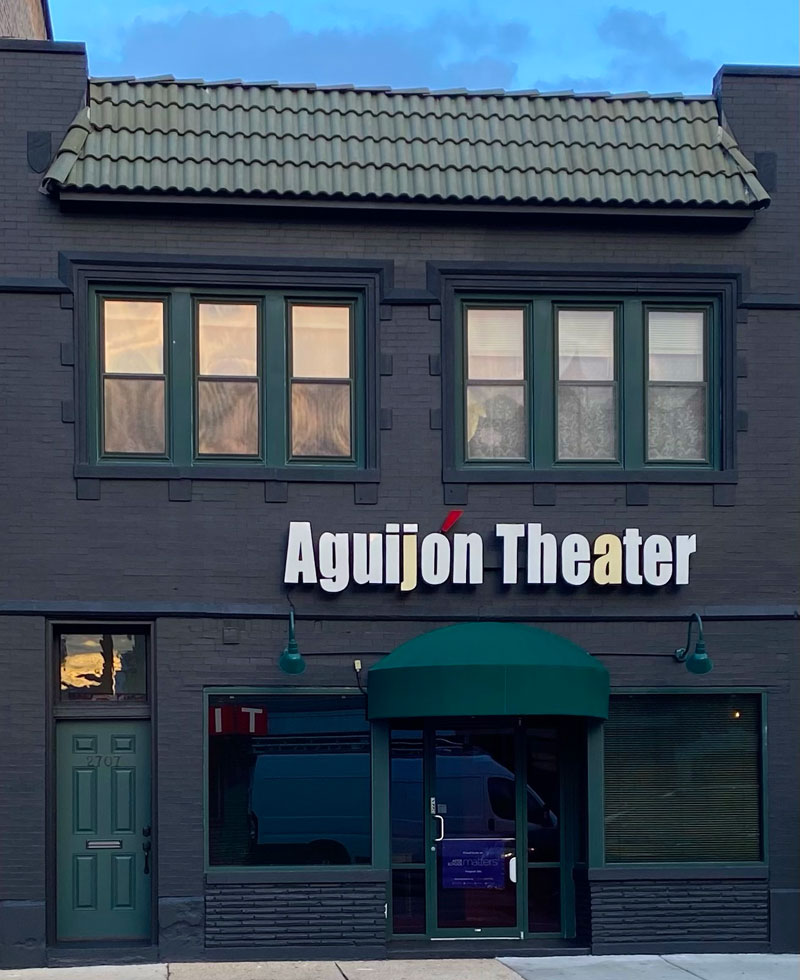el frente del teatro aguijon desde la calle